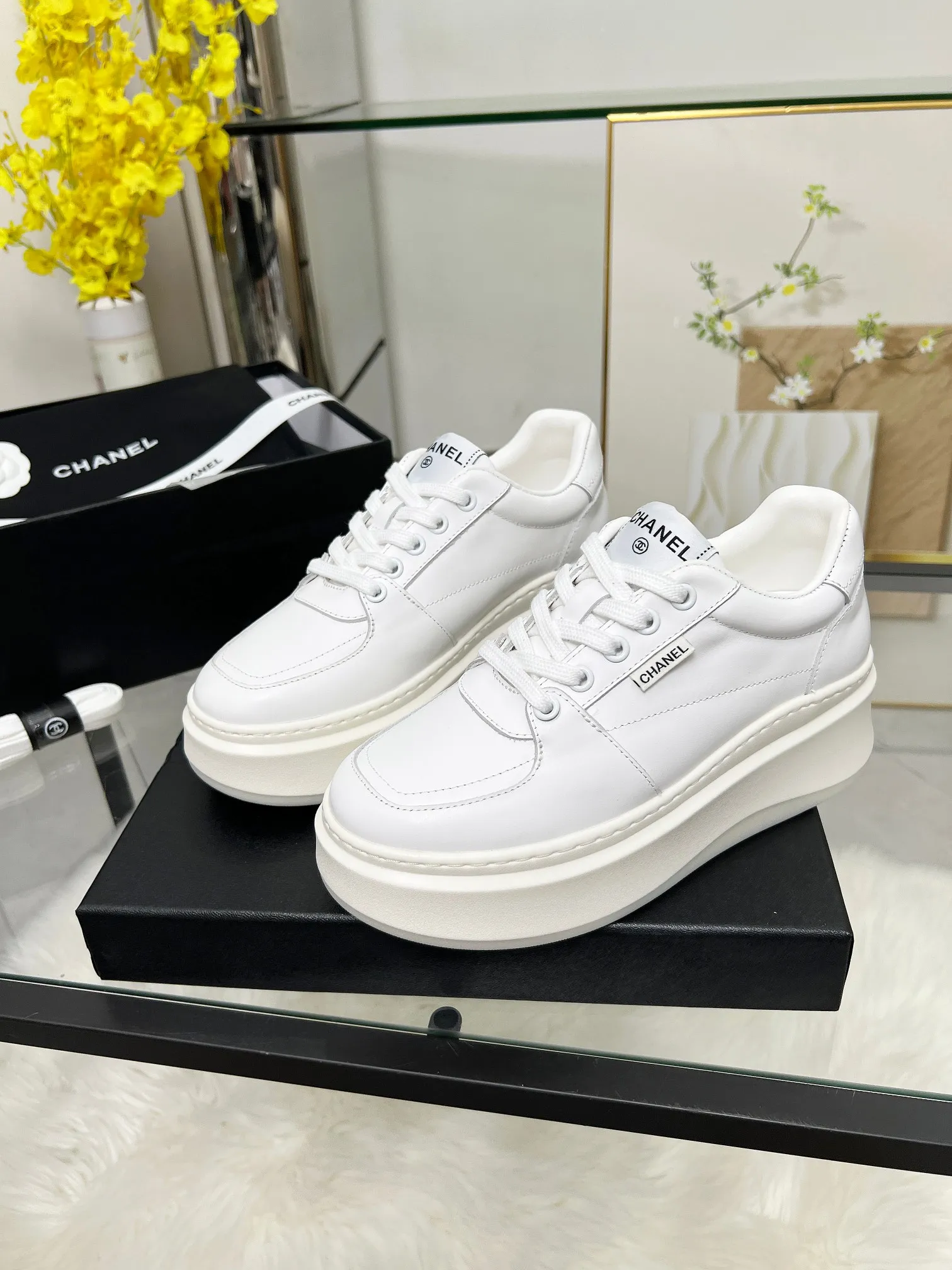 👟👟Ex-factory price 480👟👟 CHANEL 25C spring and summer new sports shoes official website is available at the same time ❤️ Counter out-of-stock kings. Major bloggers are recommending new styles on social days. This season’s new styles are simply eye-catching and look great on the feet. The casual casual sports style is refreshing and natural, interpreting Chanel’s fashionable femininity. The overall customization makes all sports models on the market at that time obsolete. This series is now available for sale! The upper is made of custom imported pebbled calf leather ➕ custom frosted calf leather. The lining is made of original one-to-one professionally customized mesh. Hardware accessories. Original full set of molds (not common in the market). Original custom molded TPU combination outsole. Height 4 cm. Women's size 35-39.